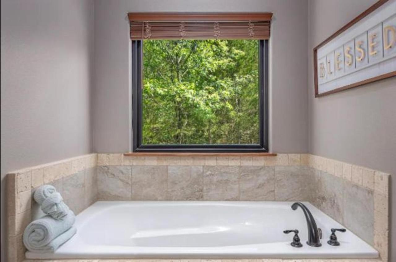 Villa Premier Retreat With Hot Tub, Theater & Pool Table Hollister Exterior foto